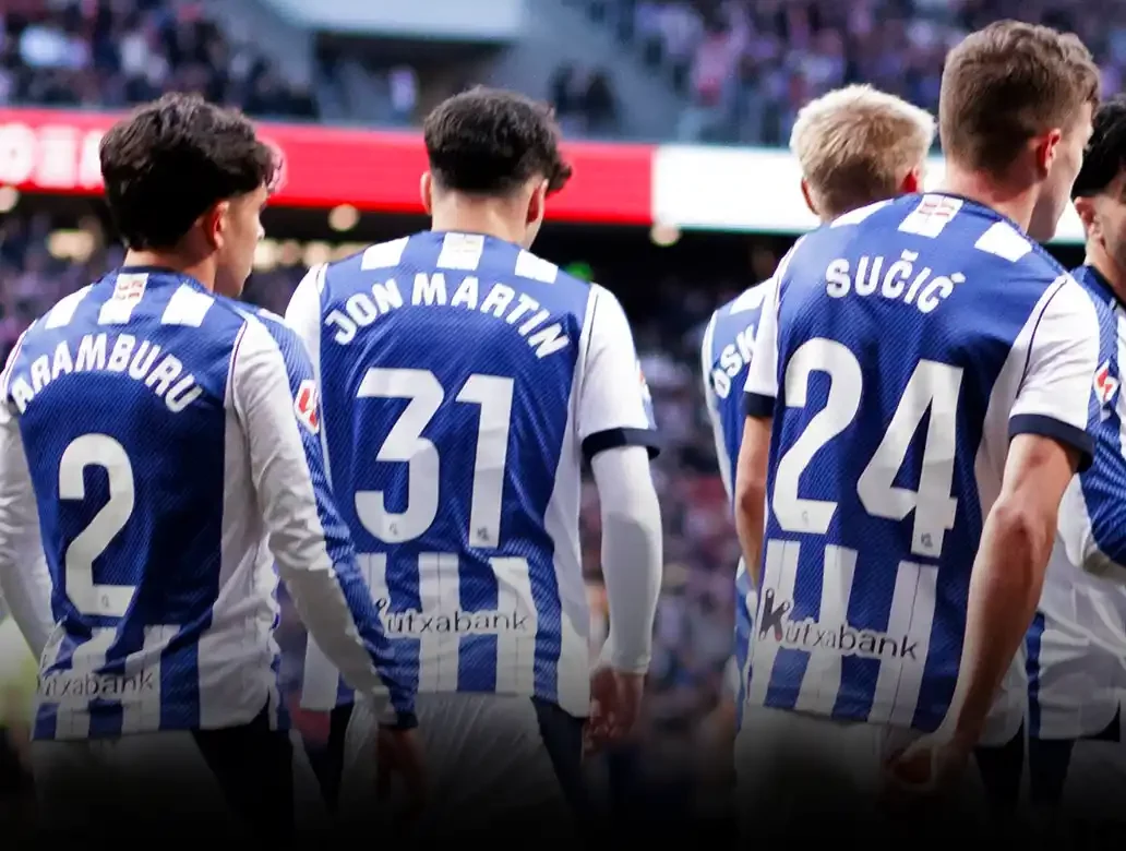 Interfața optimizată pentru mobil a platformei BetaNoro, afișând jocuri de casino și opțiuni de pariere sportivă.